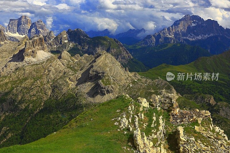 Cinque Torri 全景金色日落，Lagazuoi，白云岩，意大利蒂罗尔阿尔卑斯山